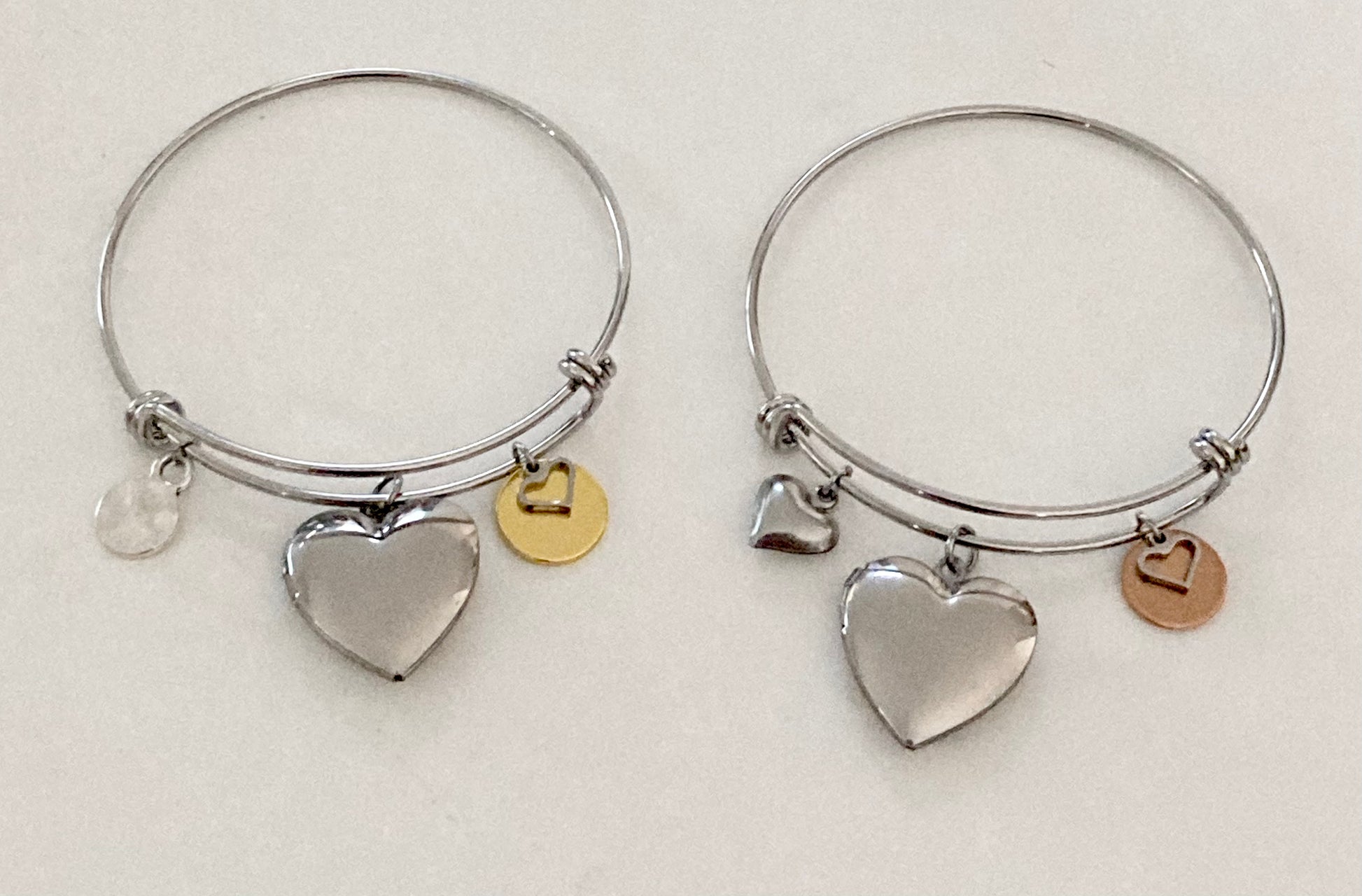 Stainless Steel Heart Charm Bangle - Rescinti